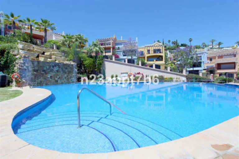 1-8feb9a13440344d11ba504bcb1dd499c