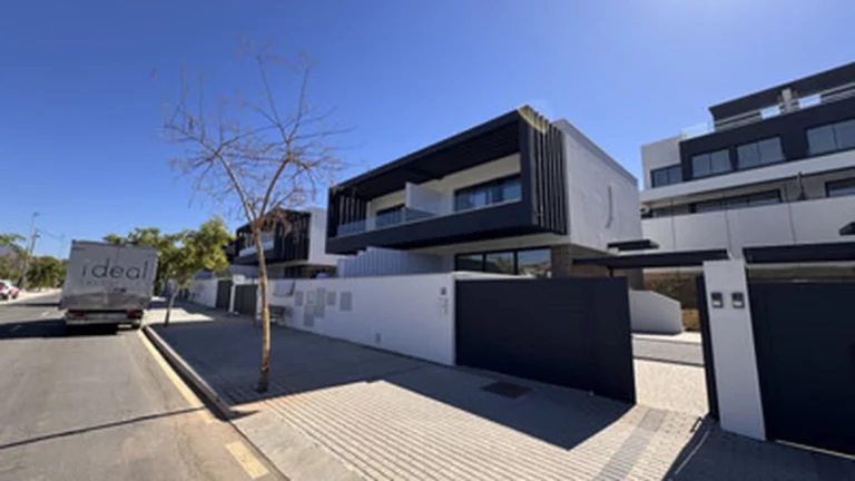 1-8feb9a13440344d11ba504bcb1dd499c