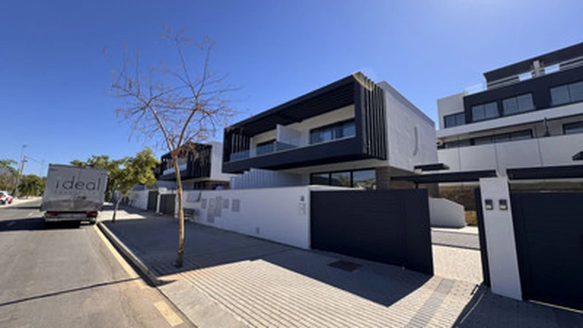 1-8feb9a13440344d11ba504bcb1dd499c