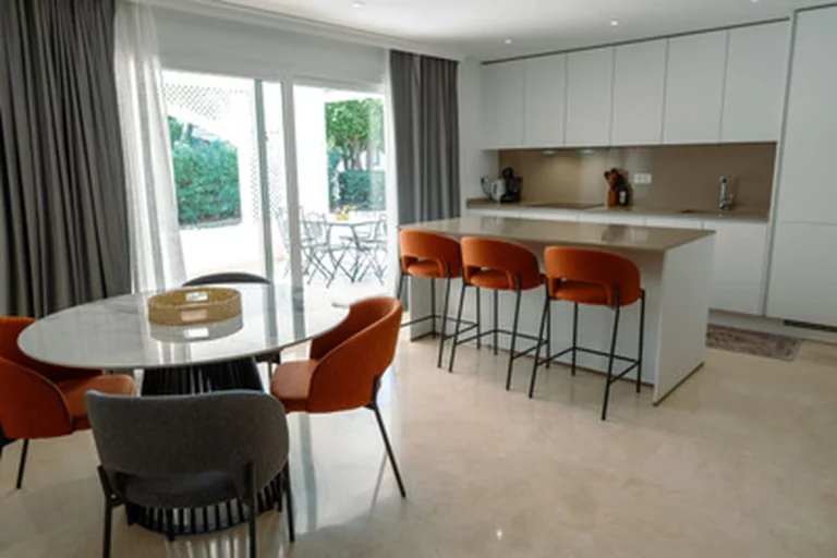 1-8feb9a13440344d11ba504bcb1dd499c