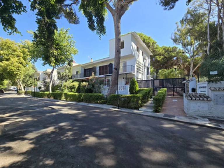 1-8feb9a13440344d11ba504bcb1dd499c