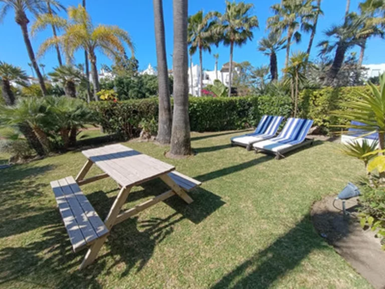 1-8feb9a13440344d11ba504bcb1dd499c