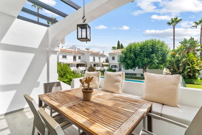 1-8feb9a13440344d11ba504bcb1dd499c