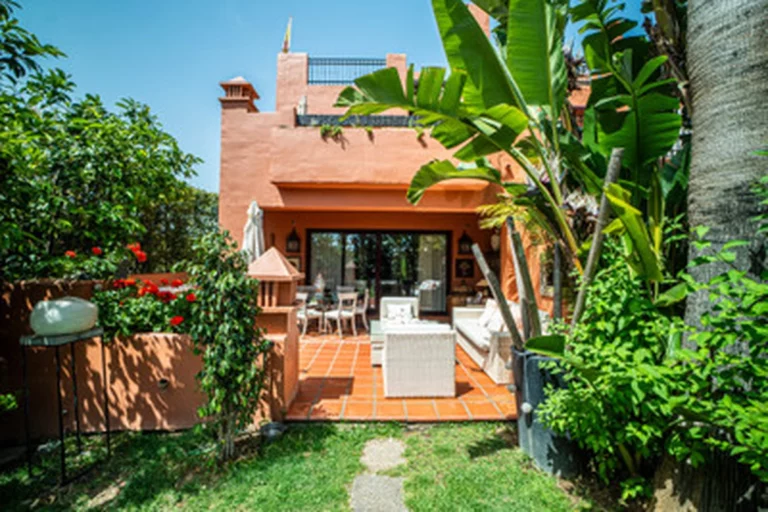 1-8feb9a13440344d11ba504bcb1dd499c