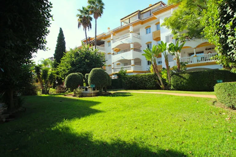 1-8feb9a13440344d11ba504bcb1dd499c