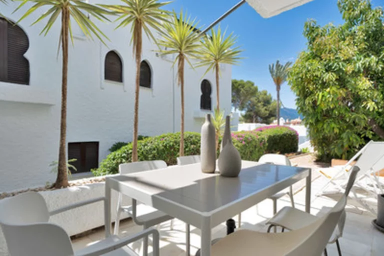 1-8feb9a13440344d11ba504bcb1dd499c