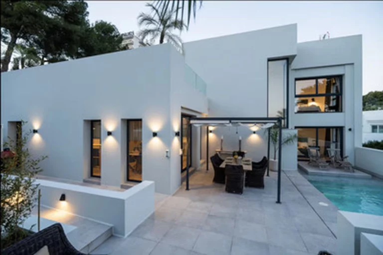 1-8feb9a13440344d11ba504bcb1dd499c