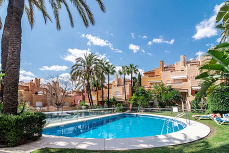 1-8feb9a13440344d11ba504bcb1dd499c