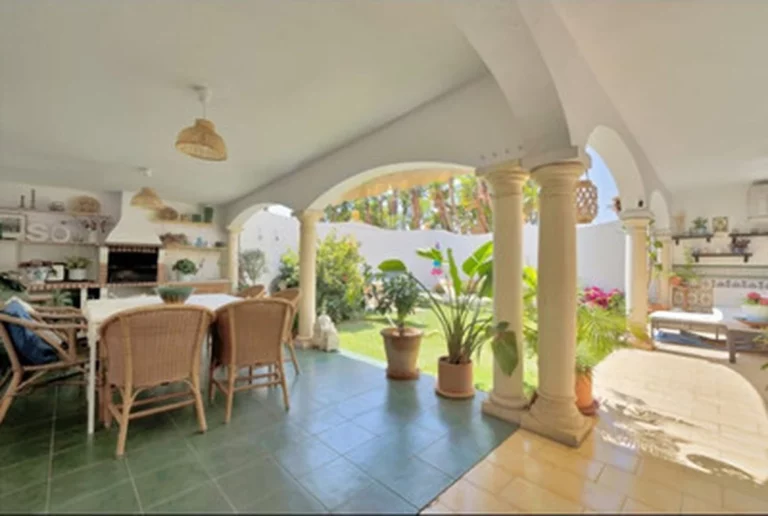 1-8feb9a13440344d11ba504bcb1dd499c