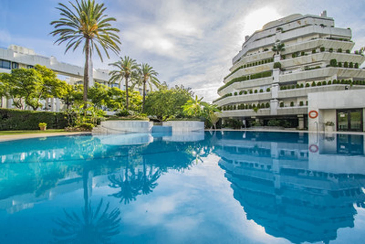 1-8feb9a13440344d11ba504bcb1dd499c