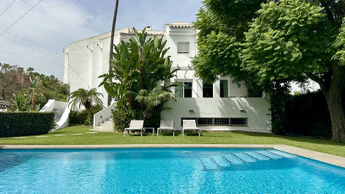 1-8feb9a13440344d11ba504bcb1dd499c