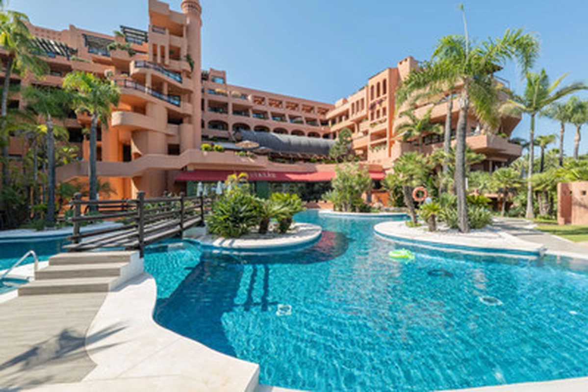1-8feb9a13440344d11ba504bcb1dd499c