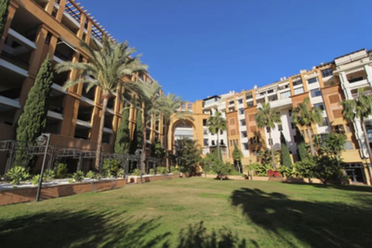 1-8feb9a13440344d11ba504bcb1dd499c
