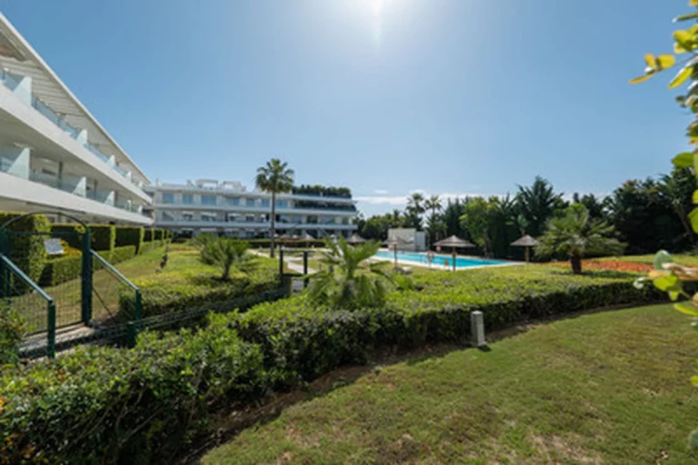 1-8feb9a13440344d11ba504bcb1dd499c