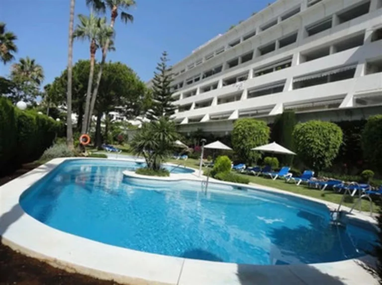 1-8feb9a13440344d11ba504bcb1dd499c